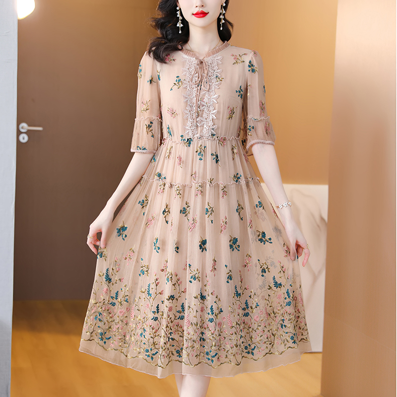 فستان متوسط الطول مطرز من الحر - مراجعة Sundress Midi Floral وسعره