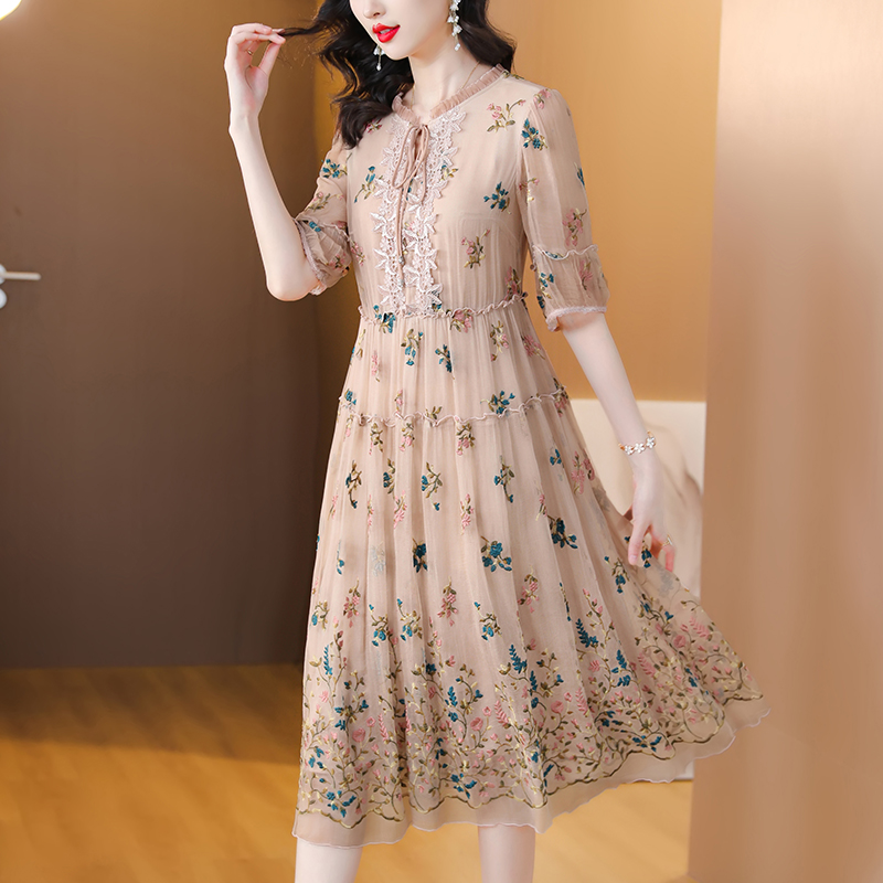 فستان متوسط الطول مطرز من الحر - مراجعة Sundress Midi Floral وسعره